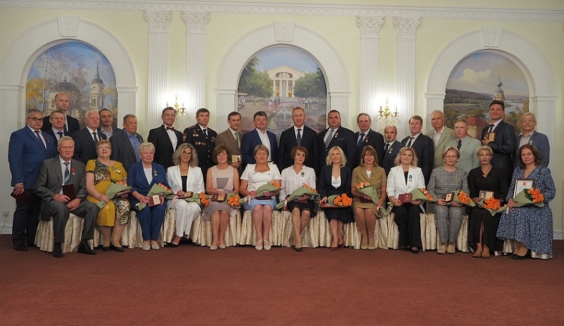 Владислав Шапша вручил калужанам государственные и региональные награды