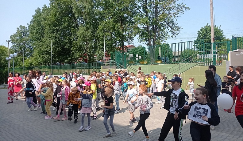 В летних оздоровительных лагерях отдохнут почти 900 школьников Дзержинского района