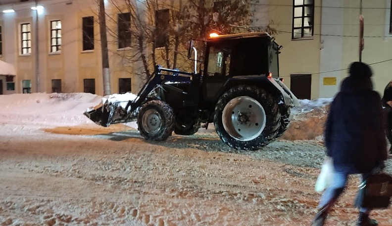 В Калуге на расчистку улиц от снега вышла 101 единица техники