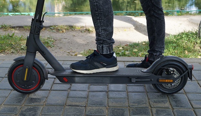 В Калужской области за сутки легковушки сбили два человека на электросамокатах 