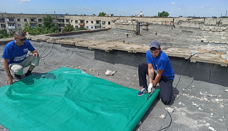 Волонтеры «Молодой гвардии» из Калужской области восстанавливают дома в Первомайске