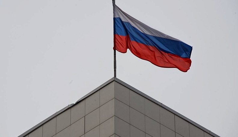 Калужские волонтеры приняли участие в поднятии Государственного флага России в Первомайске