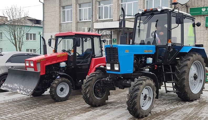 В Хвастовичском районе закупили два трактора для уборки дорог
