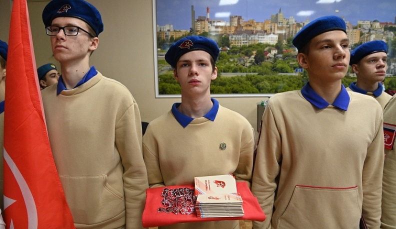 Олимпийский чемпион Никита Нагорный принял калужских школьников в ряды юнармейцев