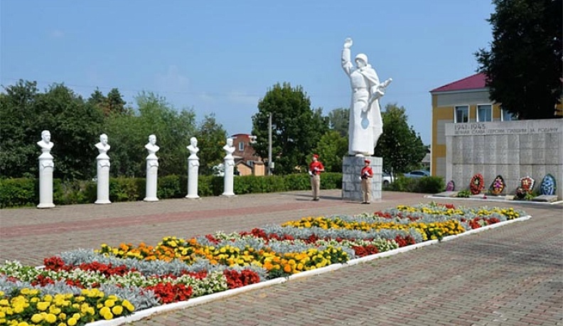 Ко Дню памяти и скорби. Воинский мемориал в Думиничах