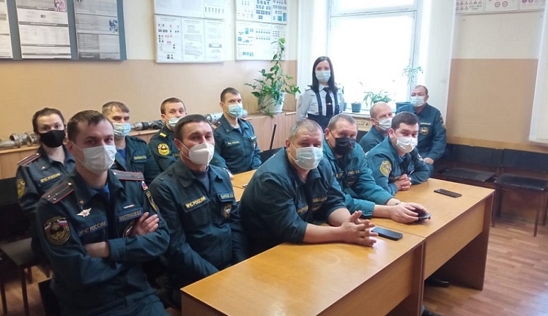 Пожарным города Жукова провели лекцию о безопасности дорожного движения