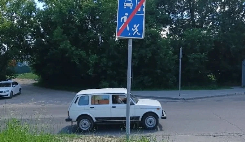 В калужском микрорайоне Турынине отремонтировали дорожный знак после обращения в интернете