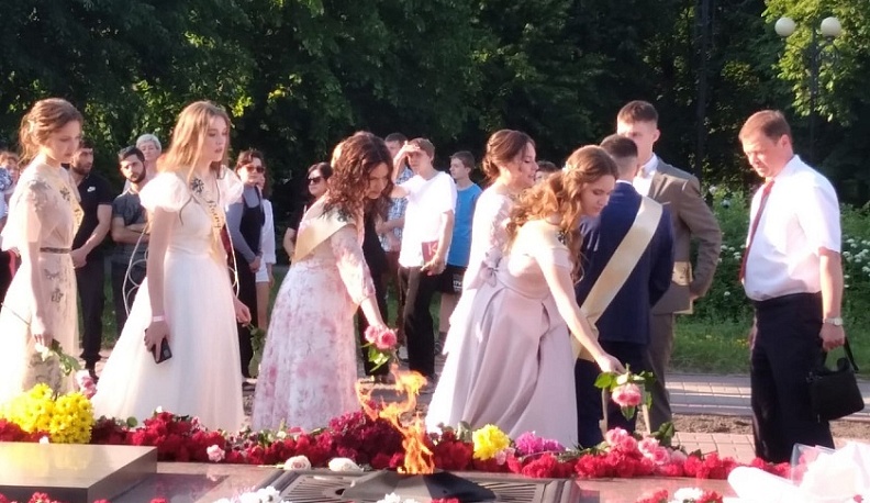 В областном центре начался праздник-шествие выпускников школ