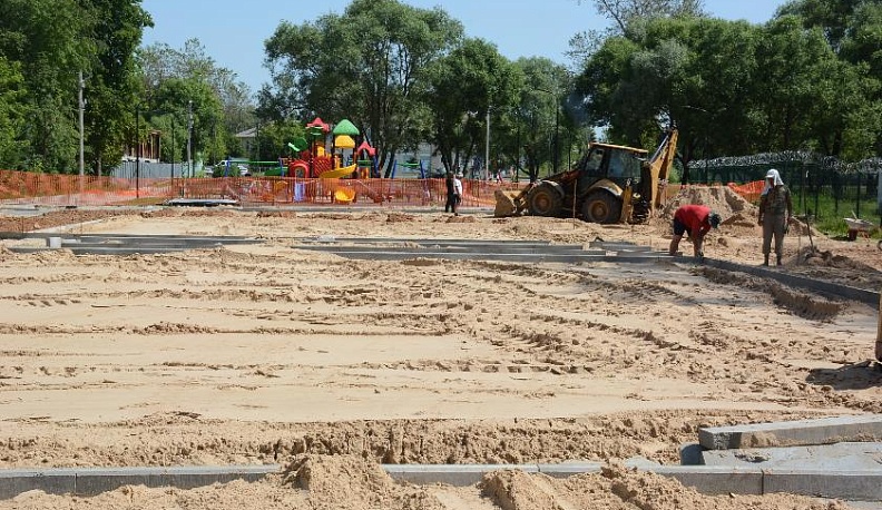 В Малоярославце продолжается благоустройство Александровского сада ﻿