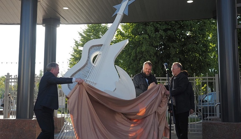 Скульптуру в форме гитары открыли возле филармонии в Калуге