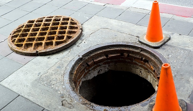 Калужане продолжают жаловаться на открытые люки 