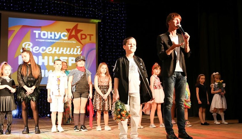 Калужские юные артисты показали в областном молодежном центре весенний концерт