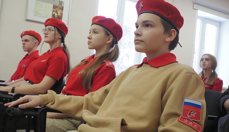 В Калуге с юнармейцами обсудили проблему травли в школе