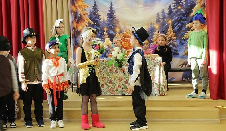 Театральная студия  Мосальской школы представила сказку «Муха-цокотуха»