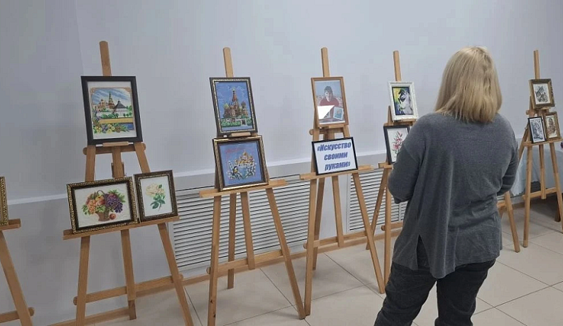 Как создать красоту, расскажет выставка «Искусство своими руками», проходящая в Юхнове