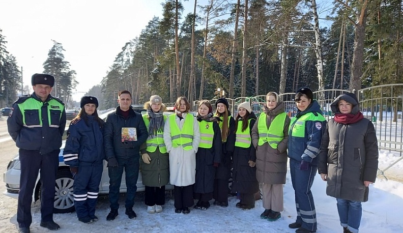 В Жуковском районе сотрудники ГИБДД поздравили водителей с Днём защитника Отечества