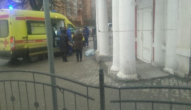 У калужской школы умер дедушка, отводивший внучку на занятия