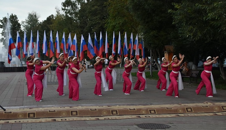 В День государственного флага в Людинове прошли патриотические акции, концерты и мастер- классы