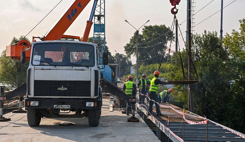 Владислав Шапша ознакомился с ходом работ по реабилитации Людиновского водохранилища и ремонту моста через реку Неполоть