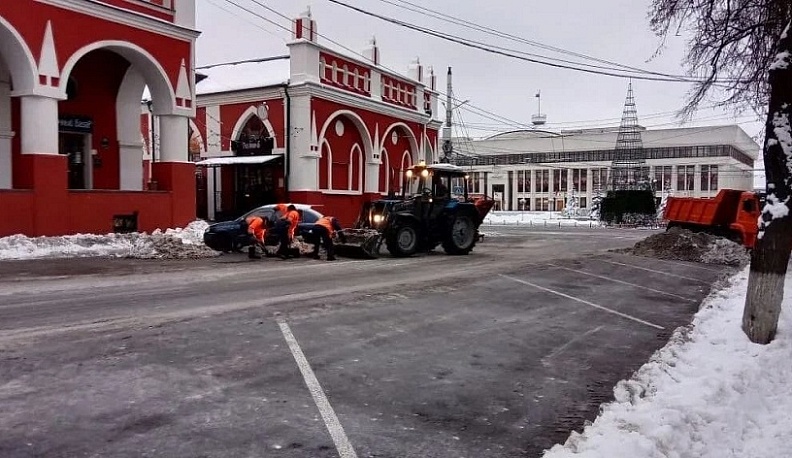 В Калуге продолжают чистить улицы от снега