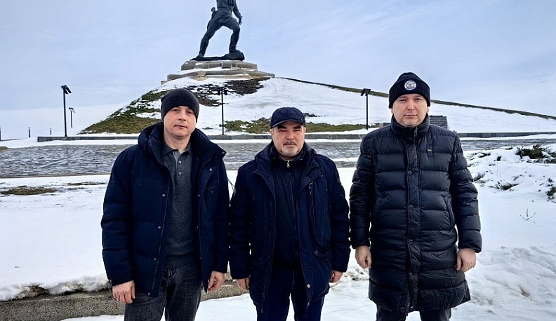 Вячеслав Лежнин проверил ход работ по капремонту скатных кровель в ЛНР