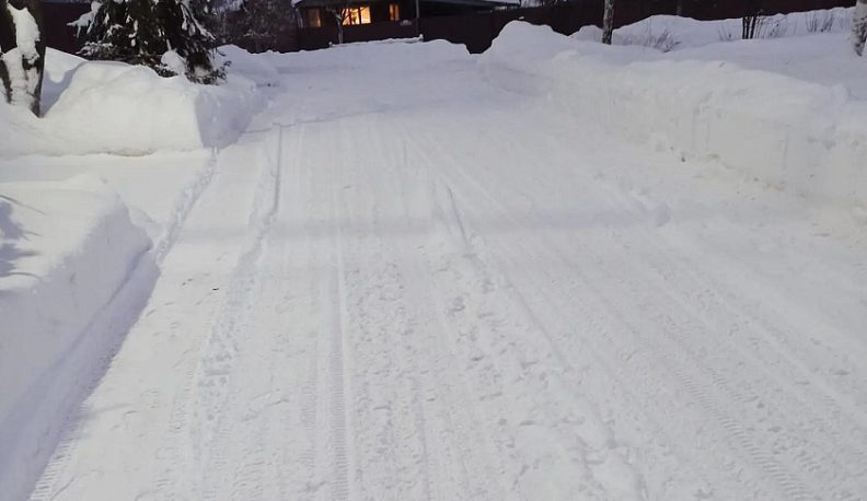 В селе Боровского округа расчистили дорогу после просьб в интернете