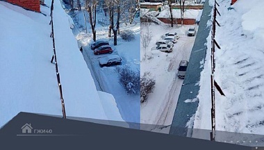 В Калуге расчищают кровли многоквартирных домов от снега