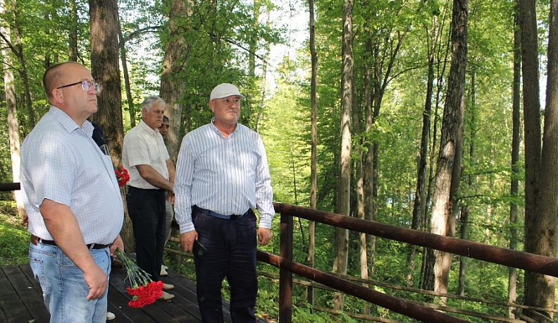 Гости из Дагестана почтили память родственника на Павловском плацдарме в Калужской области