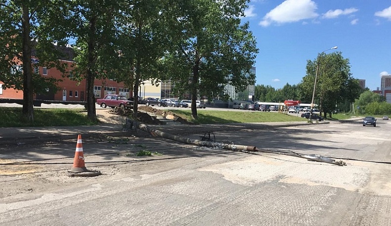 В Калуге на Правобережье рухнувший электрический столб перекрыл дорогу