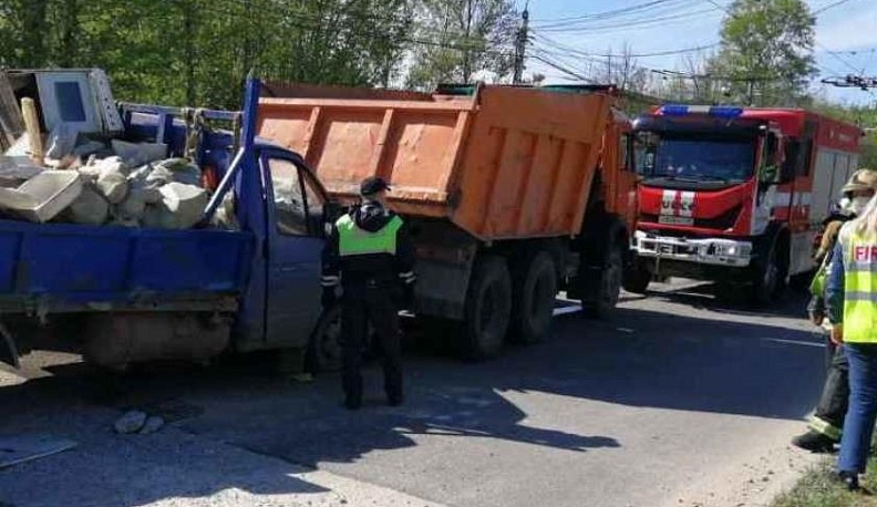 В Калуге столкнулись «Камаз» и «Газель»