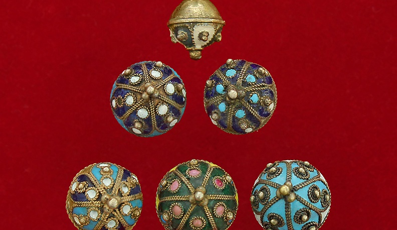 Серебряная пуговица с перегородчатыми эмалями. XIX в.