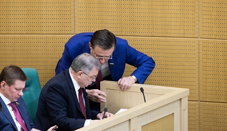 Анатолий Артамонов: "Необходимо поддержать предприятия, готовые производить средства индивидуальной защиты и дезинфицирующие жидкости"