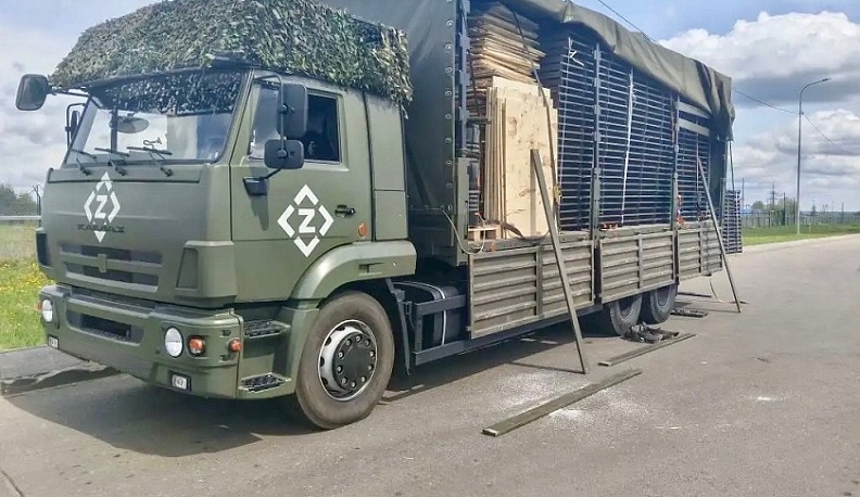 При содействии сенатора Александра Савина в зону СВО отправлены стройматериалы