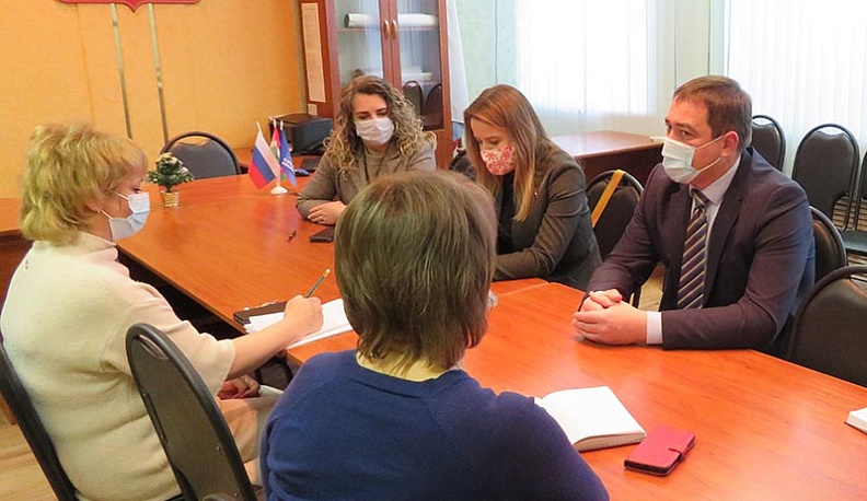 Жители Спас-Деменского района попросили Ольгу Коробову помочь с созданием ФОКа и кинозала