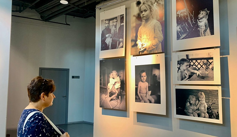 В Калуге открылась фотовыставка детских портретов «Сядь нормально!»