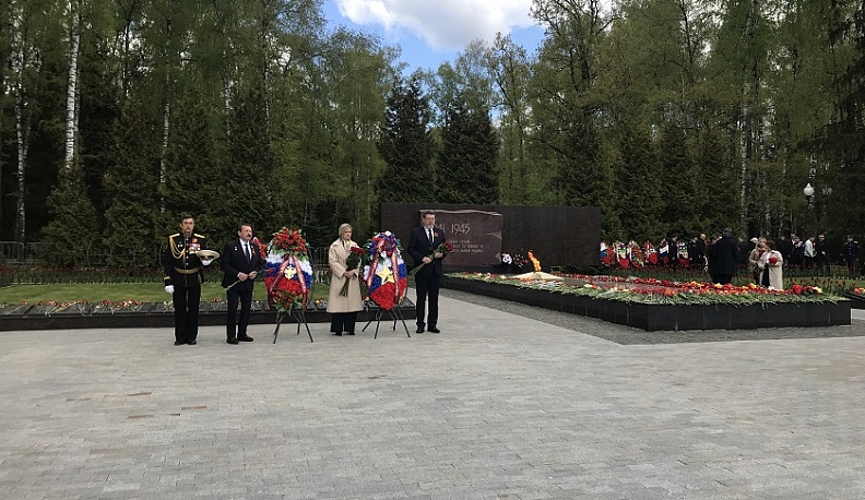 В Обнинске отслужили панихиду на братском захоронении и возложили цветы   к мемориалу павшим в годы Великой Отечественной войны