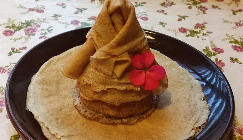 Оригинальное украшение стола на Масленицу