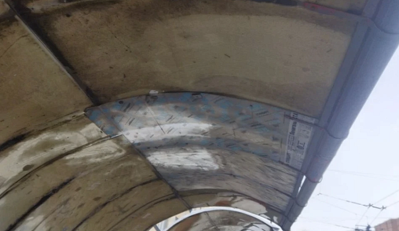 Провалившуюся крышу на одной из остановок Калуги отремонтировали