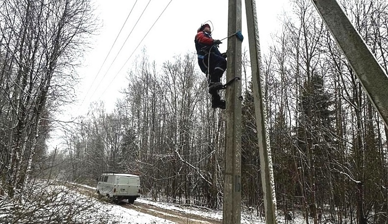 В Дзержинском районе продолжаются работы по ликвидации последствий снегопада с налипанием мокрого снега
