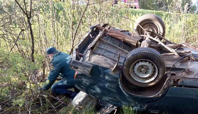В Калужской области ВАЗ слетел в кювет и перевернулся