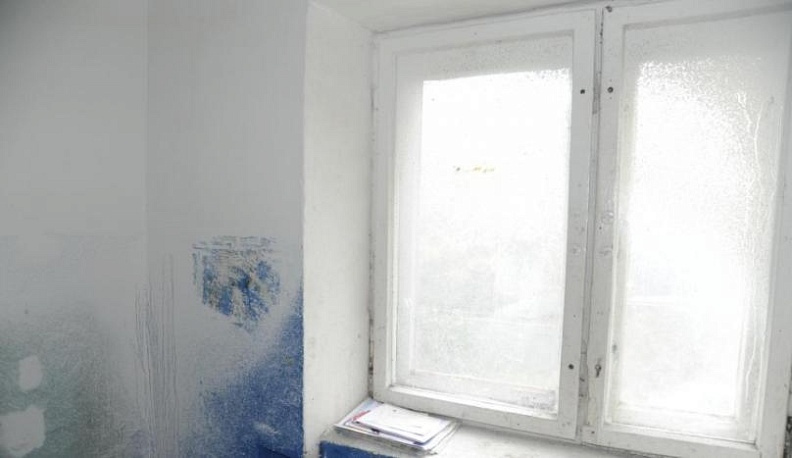 Расселенный дом в Кирове представляет опасность для детей