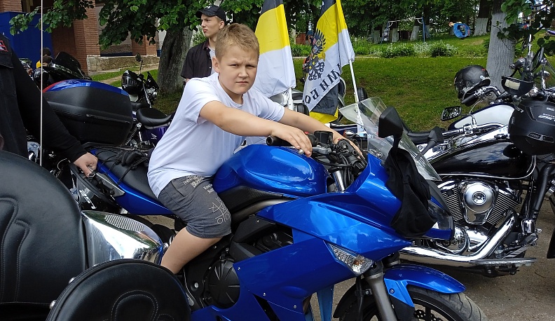 Калужские байкеры подарили праздник детям из Кондровского центра содействия семейному воспитанию «Берега»