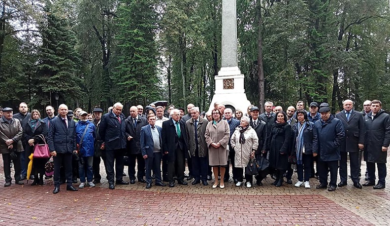 Участники чтений Циолковского возложили цветы к могиле ученого