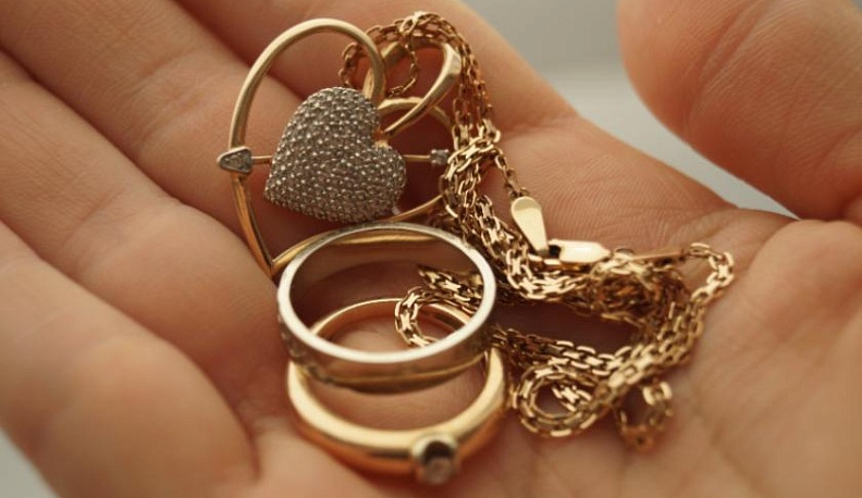 В Людиновском районе у женщин украли золотые украшения