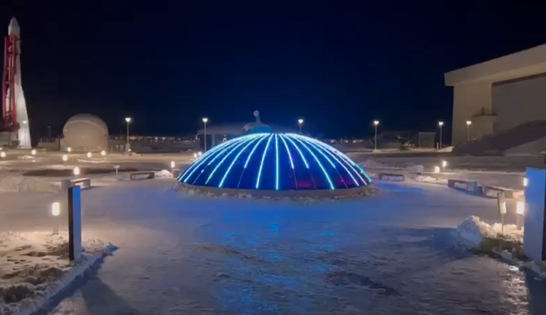 Фонтан у Музея космонавтики в Калуге загорелся светодиодами