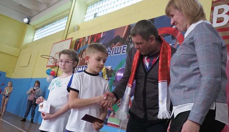 Школьники получили новые знаки отличия ГТО