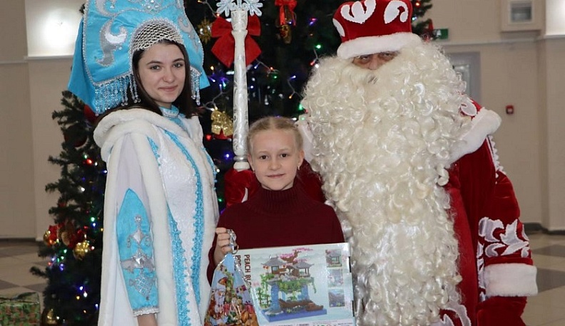 Желания трех детей исполнил Владислав Шапша