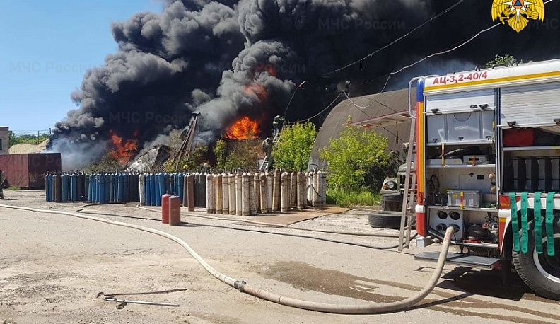 В Калуге спасатели ликвидировали пожар на автобазе