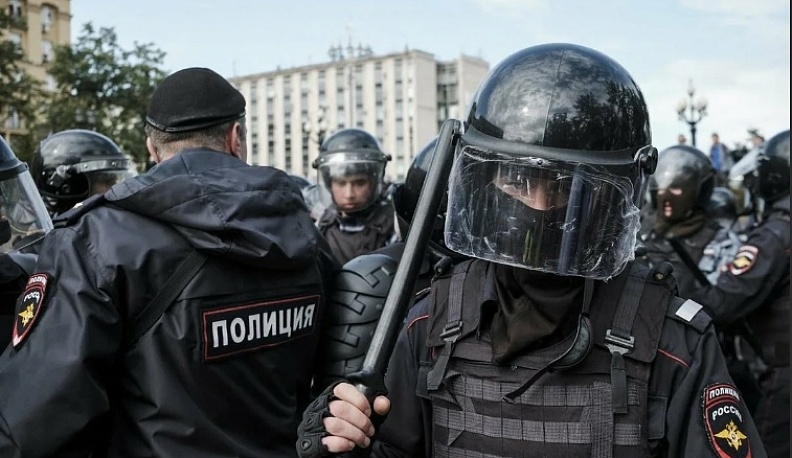 Полиция извинилась перед пострадавшей от удара силовика женщиной