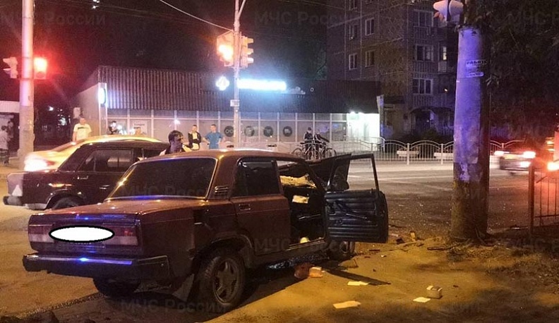 В Калуге ночью столкнулись два ВАЗа
